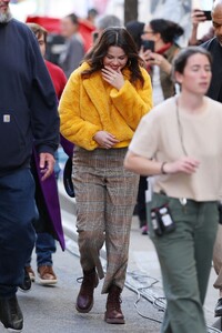 selena-gomez-at-only-murders-in-the-building-season-4-set-in-new-york-04-24-2024-7.jpg