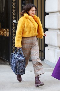 selena-gomez-at-only-murders-in-the-building-season-4-set-in-new-york-04-24-2024-9.jpg