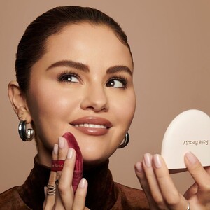 selena-gomez-rare-beauty-s-true-to-myself-tinted-pressed-finishing-powder-2024-0.jpg