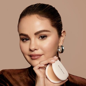 selena-gomez-rare-beauty-s-true-to-myself-tinted-pressed-finishing-powder-2024-2.jpg