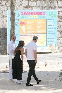 sofia-vergara-s-chic-french-riviera-style-effortless-glamour-meets-casual-cool-0.jpg