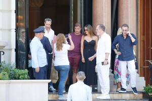 sofia-vergara-s-chic-french-riviera-style-effortless-glamour-meets-casual-cool-12.jpg