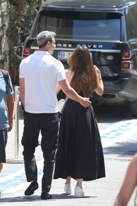 sofia-vergara-s-chic-french-riviera-style-effortless-glamour-meets-casual-cool-13.jpg