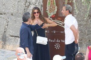sofia-vergara-s-chic-french-riviera-style-effortless-glamour-meets-casual-cool-7.jpg