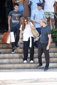 sofia-vergara-shops-in-monaco-07-30-2024-2.jpg