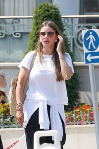 sofia-vergara-shops-in-monaco-07-30-2024-5.jpg