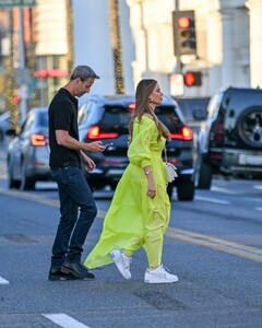 sofia-vergara-stuns-in-summery-yellow-dress-for-date-night-at-yu-mi-sushi-in-beverly-hills-5.jpg