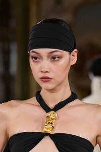 00013-schiaparelli-spring-2024-ready-to-wear-detail-credit-gorunway.thumb.jpg.91b0b2f1fc3f1154fc5c6776a0b7321a.jpg