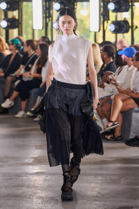 00019-sacai-spring-2024-ready-to-wear-credit-gorunway.thumb.jpg.575a9eed994c16451d57c49e4de2f7e1.jpg
