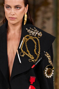 00027-schiaparelli-spring-2024-ready-to-wear-detail-credit-gorunway.thumb.jpg.e922581d86d3930b5b9b1c47962a0c21.jpg