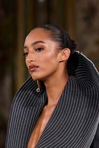 00045-schiaparelli-spring-2024-ready-to-wear-detail-credit-gorunway.thumb.jpg.b9d09afd3481892d501ba327aef2b07a.jpg