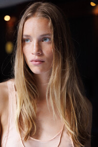 00049-stella-mccartney-spring-2024-ready-to-wear-beauty-credit-gorunway.thumb.jpg.2c3b3ce616977b66782be4cbd0506926.jpg