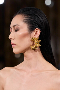 00070-schiaparelli-spring-2024-ready-to-wear-detail-credit-gorunway.thumb.jpg.378b0ca9f736975fa3d43831d028b7cf.jpg