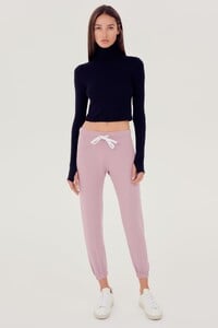 08_JACKSONRIBCROPPEDTURTLENECKD8011_BLACK_SONJAFLEECESWEATPA (1).jpg