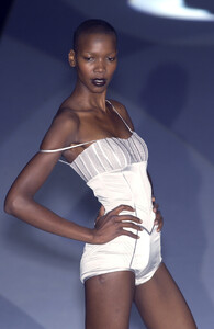 1541692736_GattinoniSpring2004iELVNemzV2tx--.jpg.8a9bc86097a2950aee9dc45bcfc28854.thumb.jpg.52e96767df2d3a9f9cc320ed27a03554.jpg