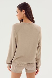 16_ANDIE_OVERSIZED_FLEECE_SWEATSHIRT_D4200_LATTE_D1_0030.jpg