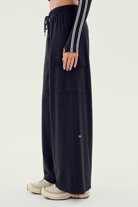16_LEO_AIRWEIGHT_JACKET_CROP_I2049_ALEX_AIRWEIGHT_CARGO_PANT.jpg