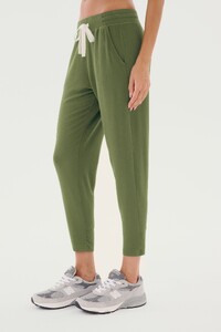 19-5_REENA_FLEECE_7_8_SWEATPANT_E2019_OLIVE_AIRWEIGHT_CROP_B.jpg