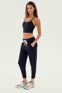 19_REENA_FLEECE_7_8_SWEATPANT_E2019_BLACK_AIRWEIGHT_CROP_B40 (1).jpg