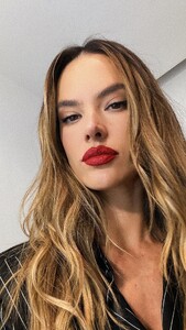 2024_09.07alessandraambrosio_274F843D72487D95CA11D92BEF5E3D94_video_dashinit.thumb.jpg.f354eb9275bcb6c5fef3d6e0d67a76d5.jpg