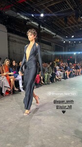 2024_09.10taylor_hill_carineroitfeld_3453995355981687609.thumb.jpg.48ff4b1a013e4682b521e4b667fc614b.jpg