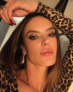 [2024.09.27] alessandraambrosio_461479553_18462553330000670_8855376365015931716_n.jpg