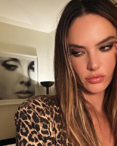 [2024.09.27] alessandraambrosio_461593693_18462553303000670_4644191261445550736_n.jpg