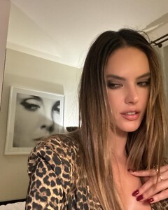 [2024.09.27] alessandraambrosio_lindahaymakeup_461558936_18464863288026107_7426810331908898091_n.jpg