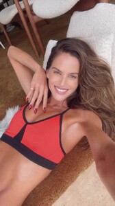 [2024.09.27] izabelgoulart_3466594785748902338.jpg