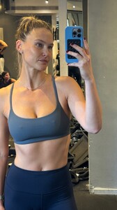 2024_09.29barrefaeli_3467736377198860680.thumb.jpg.606584633e54741977d672d96ef79c24.jpg