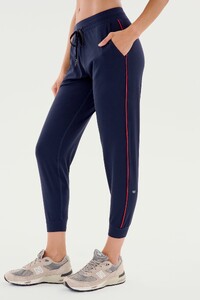 25_AIRWEIGHT_JOGGER_7_8_PIPING_E2076_MZW_ELLA_AIRWEIGHT_HIGH.jpg