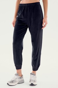 37_RHYS_VELOUR_JOGGER_E1118_BLACK_KIKI_CROP_B2175W_BLACK_D3_ (2).jpg