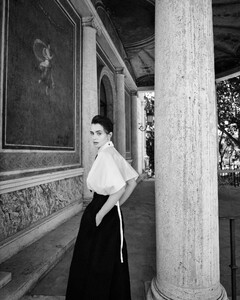 510384253_lilyjcollins_458739365_939717734661094_7861351106958232037_n.jpg