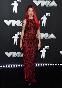 511767359_halsey-3.jpg