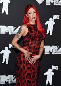 511767362_halsey-4.jpg