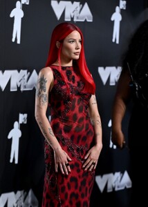 511767366_halsey-5.jpg