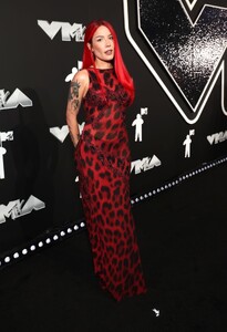 511767629_halsey-34.jpg