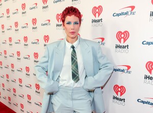 514987088_halsey-11.thumb.jpg.76f16e887eecf435f0b02380097ae068.jpg