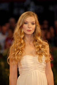 669full-pheline-roggan.thumb.jpg.307e5a0d8233bc077d23c83cf4eda86f.jpg