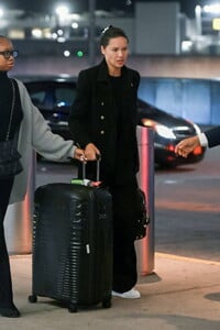 Adriana-Lima-all-smiles-as-she-pushed-her-luggage-through-JFK-Airport-in-New-York-City-230924_3.thumb.jpg.c7e4bd69170b55c2998101642206b106.jpg
