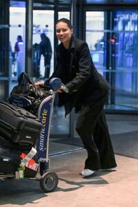 Adriana-Lima-all-smiles-as-she-pushed-her-luggage-through-JFK-Airport-in-New-York-City-230924_8.thumb.jpg.ea3c7db2a6fc450b2aa701ab61b83a73.jpg