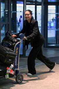 Adriana-Lima-all-smiles-as-she-pushed-her-luggage-through-JFK-Airport-in-New-York-City-230924_9.thumb.jpg.a9a9168727e599036d6232426a10309c.jpg