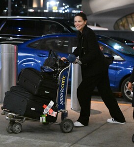 Adriana_Lima_at_JFK_Airport_in_New_York_09-23-2024__11_.thumb.jpg.922799c998bde8b84f212b827d8e48cd.jpg