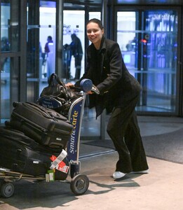 Adriana_Lima_at_JFK_Airport_in_New_York_09-23-2024__12_.thumb.jpg.5ce4664fb580f2d2c95ecbd1050d5312.jpg
