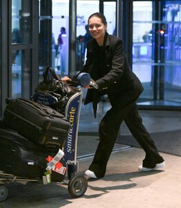 Adriana_Lima_at_JFK_Airport_in_New_York_09-23-2024__13_.thumb.jpg.e8fb1a7cbd818595ae98ad2e175f3c1a.jpg