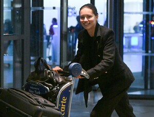 Adriana_Lima_at_JFK_Airport_in_New_York_09-23-2024__14_.thumb.jpg.cd048f0f8e91b10cf7906fe0c1b90646.jpg
