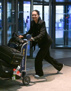 Adriana_Lima_at_JFK_Airport_in_New_York_09-23-2024__15_.thumb.jpg.a6afeeabb5d3dfb17aeba69871218d0c.jpg
