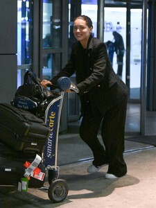 Adriana_Lima_at_JFK_Airport_in_New_York_09-23-2024__16_.thumb.jpg.fa6d5fb53de85940a26850614b5c47f5.jpg