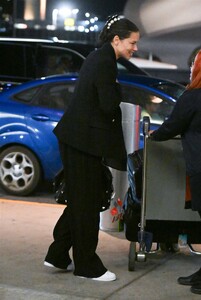 Adriana_Lima_at_JFK_Airport_in_New_York_09-23-2024__2_.thumb.jpg.f0e72526440c5d698faad58170c2f7cf.jpg