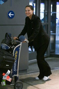 Adriana_Lima_at_JFK_Airport_in_New_York_09-23-2024__3_.thumb.jpg.e585b42587289a04d9a4f4244336373a.jpg